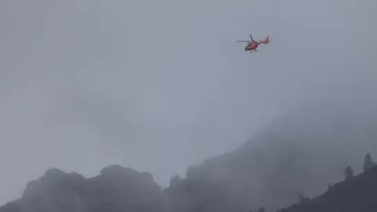 Mit einem Hubschrauber suchen Rettungskräfte der Bergwacht bei Berchtesgaden am Hochkalter nach einem vermissten Wanderer. (Foto: -/Bergwacht Ramsau/dpa)