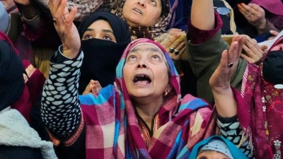 Muslimische Gläubige aus Kaschmir beten, während ein Oberpriester eine Reliquie zeigt. (Foto: Mukhtar Khan/AP/dpa)