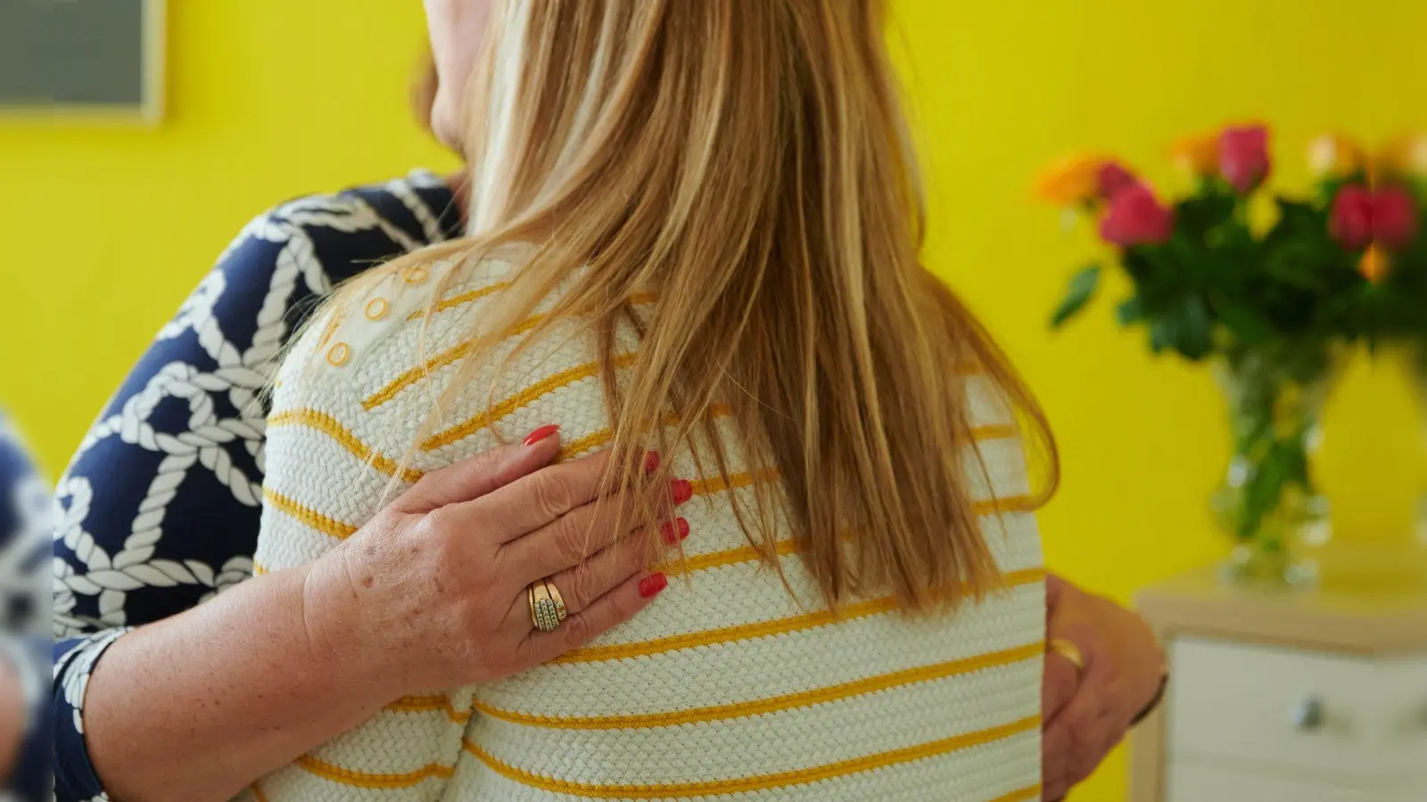 Je näher man sich einer Person fühlt, desto leichter fällt Mitgefühl. (Foto: Annette Riedl/dpa/dpa-tmn)