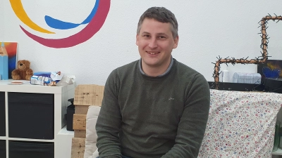 Dekanatsjugendreferent Philipp Flierl stellt sich neuen Herausforderungen: Ab 1. Juli wird er Kita-Geschäftsführer im Dekanat Bad Windsheim und folgt damit auf Johannes Zintz. (Foto: Anna Franck)
