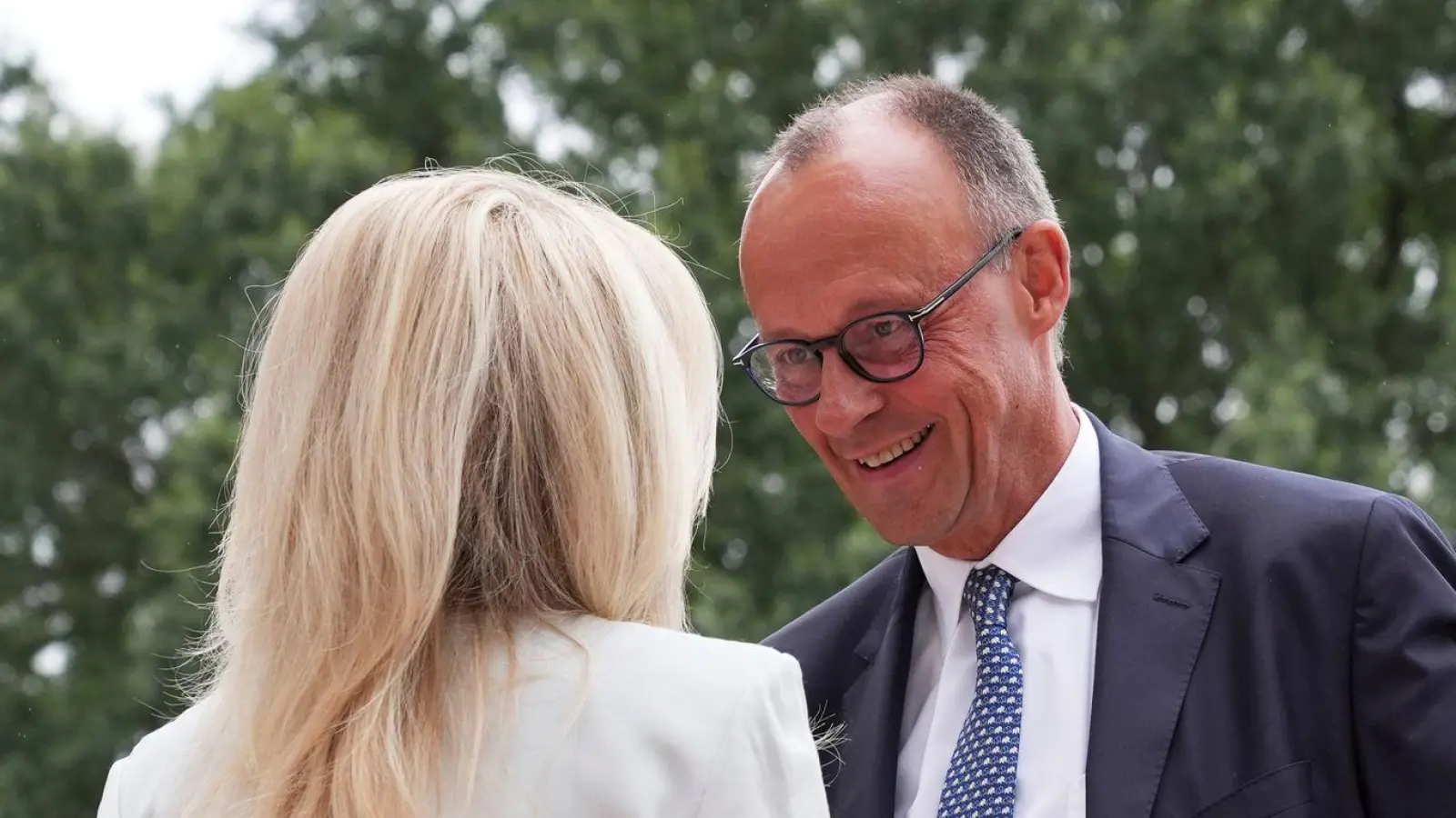 Monica Crowley (l), Protokollchefin des Weißen Hauses, begrüßt Bundeskanzler Friedrich Merz (CDU) bei seiner Ankunft zu einem Treffen mit US-Präsident Trump und dem ukrainischen Präsidenten Selenskyj im Weißen Haus. (Foto: Jacquelyn Martin/AP/dpa)