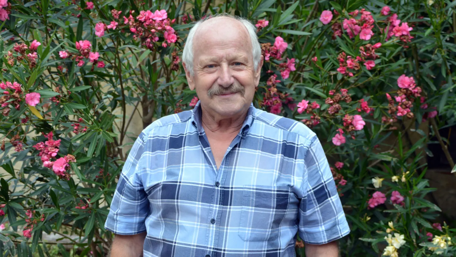 Gerhard Bärthlein (76) ist Uehlfelds Storchenvater – und er sucht dringend eine Nachfolgerin oder einen Nachfolger oder zumindest eine Vertreterin oder einen Vertreter. (Foto: Johannes Zimmermann)