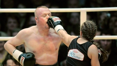 Die ehemalige Boxweltmeisterin Regina Halmich und Fernsehmoderator Stefan Raab beim Fight 2007. (Foto: Rolf Vennenbernd/dpa)