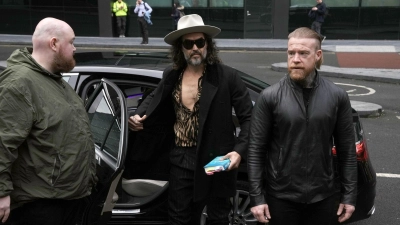 Der britische Schauspieler Russell Brand ist wegen schwerer sexueller Straftaten angeklagt. Er bestreitet die Vorwürfe. (Foto: Jeff Moore/PA Wire/dpa)