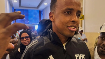Bei seiner Rückkehr nach Somalia wurde Referee Omar Artan gefeiert. (Foto: Farah Abdi Warsameh/AP/dpa)