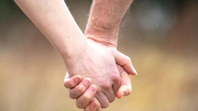 Wie kann man eine gute Beziehung führen? Gary Chapman antwortet darauf mit den „Fünf Sprachen der Liebe“. (Foto: Sina Schuldt/dpa)