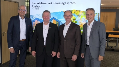 Sparkassen-Vorstandsvorsitzender Werner Frieß. Roland Lenz (Direktor Immobilien und Verbundgeschäft), Erwin Bumberger (stellvertretender Vorstandsvorsitzender der LBS Bausparkasse Süd) und Vorstandsmitglied Dieter Mai (von links) informierten über die aktuelle Lage auf dem Immobilienmarkt in Stadt und Landkreis Ansbach.  (Foto: Thomas Schaller)