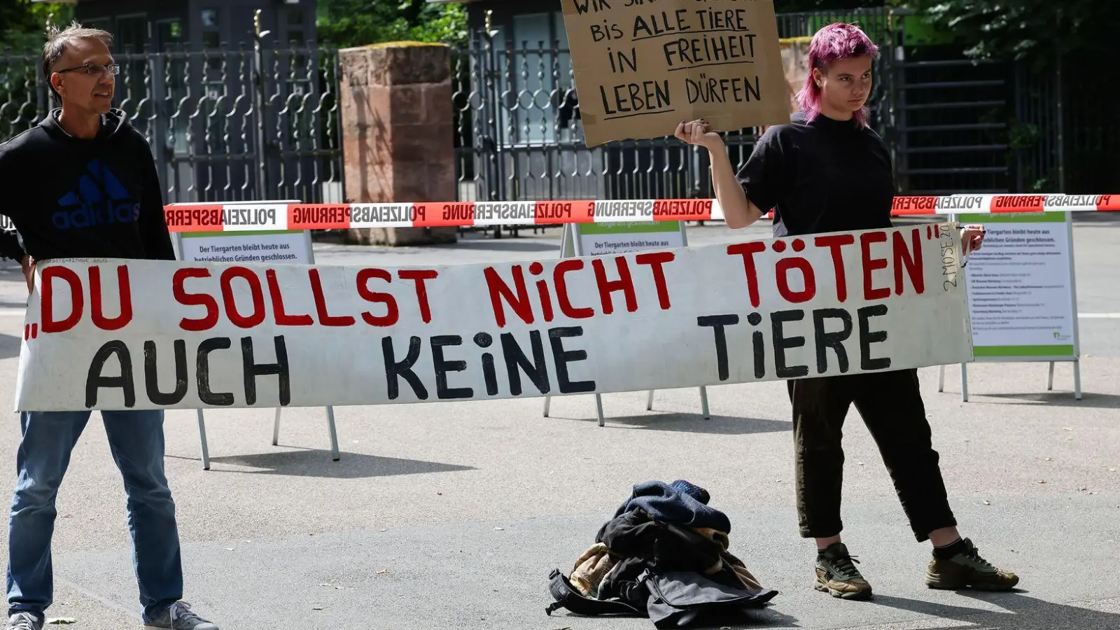 Aktivistinnen und Aktivisten protestierten wiederholt gegen die Tötung.  (Foto: Daniel Löb/dpa)