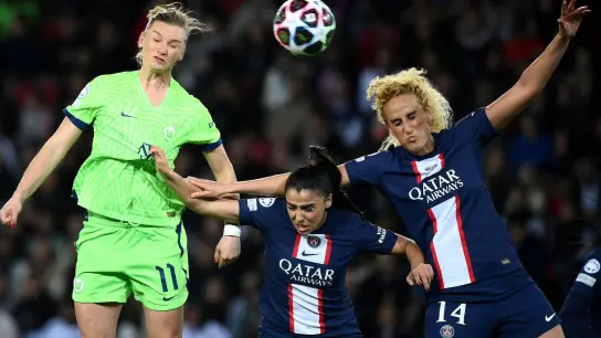 Alexandra Popp (l) und die Wolfsburgerinnen siegten mit 1:0 bei Paris Saint-Germain. (Foto: Franck Fife/AFP/dpa)