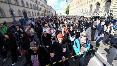 Eine fünfstellige Zahl von Menschen demonstriert bei der Münchner „Krachparade“ gegen die hohen Mieten und für eine lebendige Kulturszene - inklusive lauter Feiern. (Foto: Felix Hörhager/dpa)