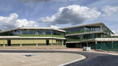 So leer sah der Schulhof noch am Wochenende aus.  (Foto: Clarissa Kleinschrot)