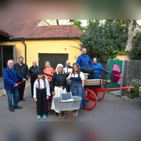 Bei der Probe für die fünfte und letzte Episode „Das obere Tor brennt” der nunmehr elften Auflage des Herrieder Prozessionstheaters: Die Darstellerinnen und Darsteller zusammen mit den Autoren Norbert Kresta (hinten, 3. von links) und Roswitha Kresta (hinten, 5. von links) sowie Regisseurin Andrea Hahn (hinten, 4. von links). (Foto: Werner Wenk)