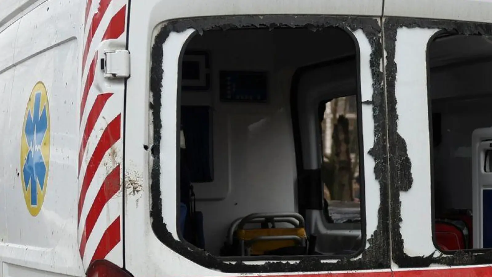 Ein beschädigter Krankenwagen mit zerbrochenen Scheiben nach einem russischen Angriff in Odessa. (Foto: Victor Sajenko/AP/dpa)