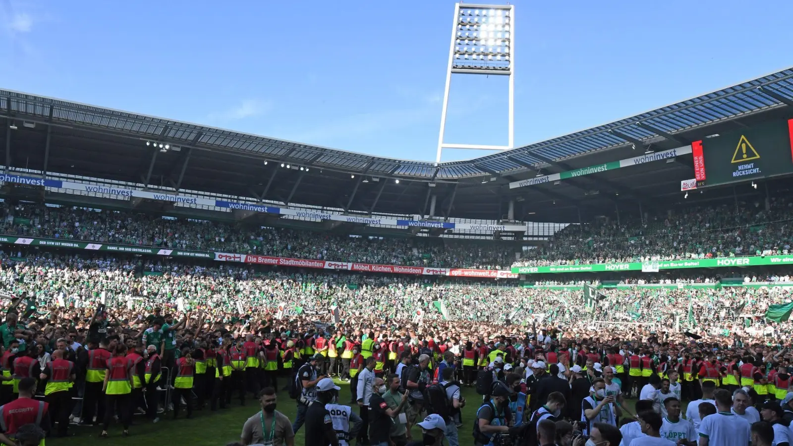 Nach dem Aufstieg von Werder Bremen gab es einen Platzsturm. (Foto: Carmen Jaspersen/dpa)