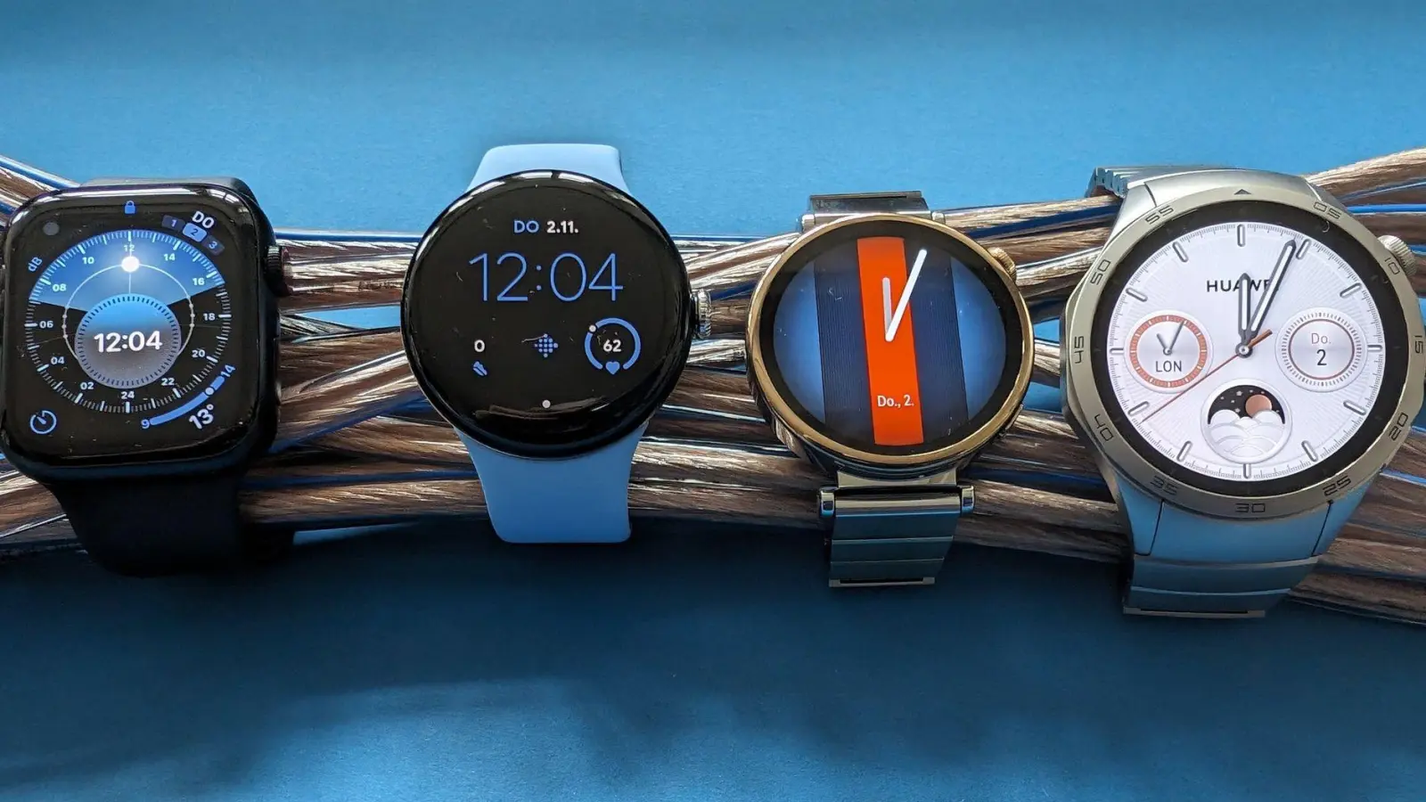 Smartwatches im Vergleich (l-r): Apple Watch Series 9, Google Pixel Watch 2, Huawei GT 4 (41mm) und Huawei GT 4 (46mm). (Foto: Christoph Dernbach/dpa-tmn)