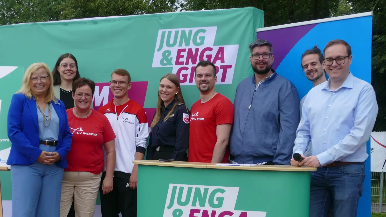 Die Ehrenamtsbeauftragte der Bayerischen Staatsregierung Gabi Schmidt und Philipp Seitz (rechts), Präsident des Bayerischen Jugendrings, schalteten in Ipsheim die Online-Plattform „Jung und engagiert” frei. (Foto: Helmut Meixner .)