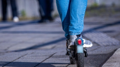 Dreiste Masche: Nach einer Probefahrt mit einem E-Scooter kehrt ein Jugendlicher nicht zurück. (Symbolbild: Jens Büttner/dpa)