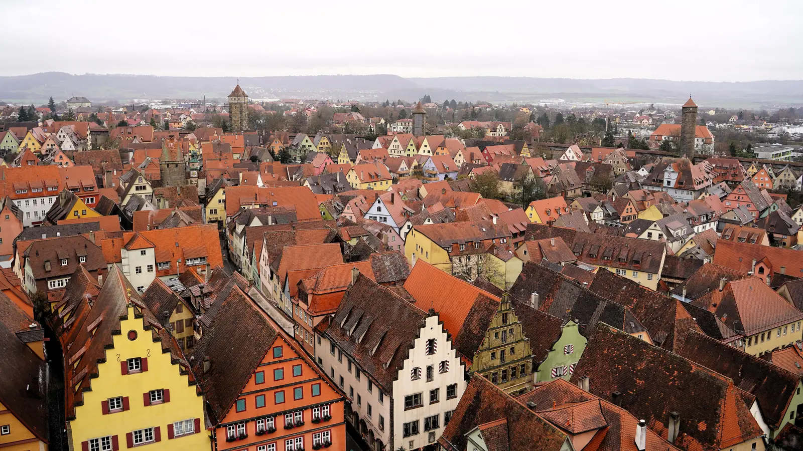 Zwar ist die Stadt kein Unesco-Welterbe, die Dachlandschaft ist aber dennoch von herausragender Bedeutung. Diese Einschätzung des Landesamtes für Denkmalschutz bestätigte in einem aktuellen Fall auch das Verwaltungsgericht. (Foto: Simone Hedler)