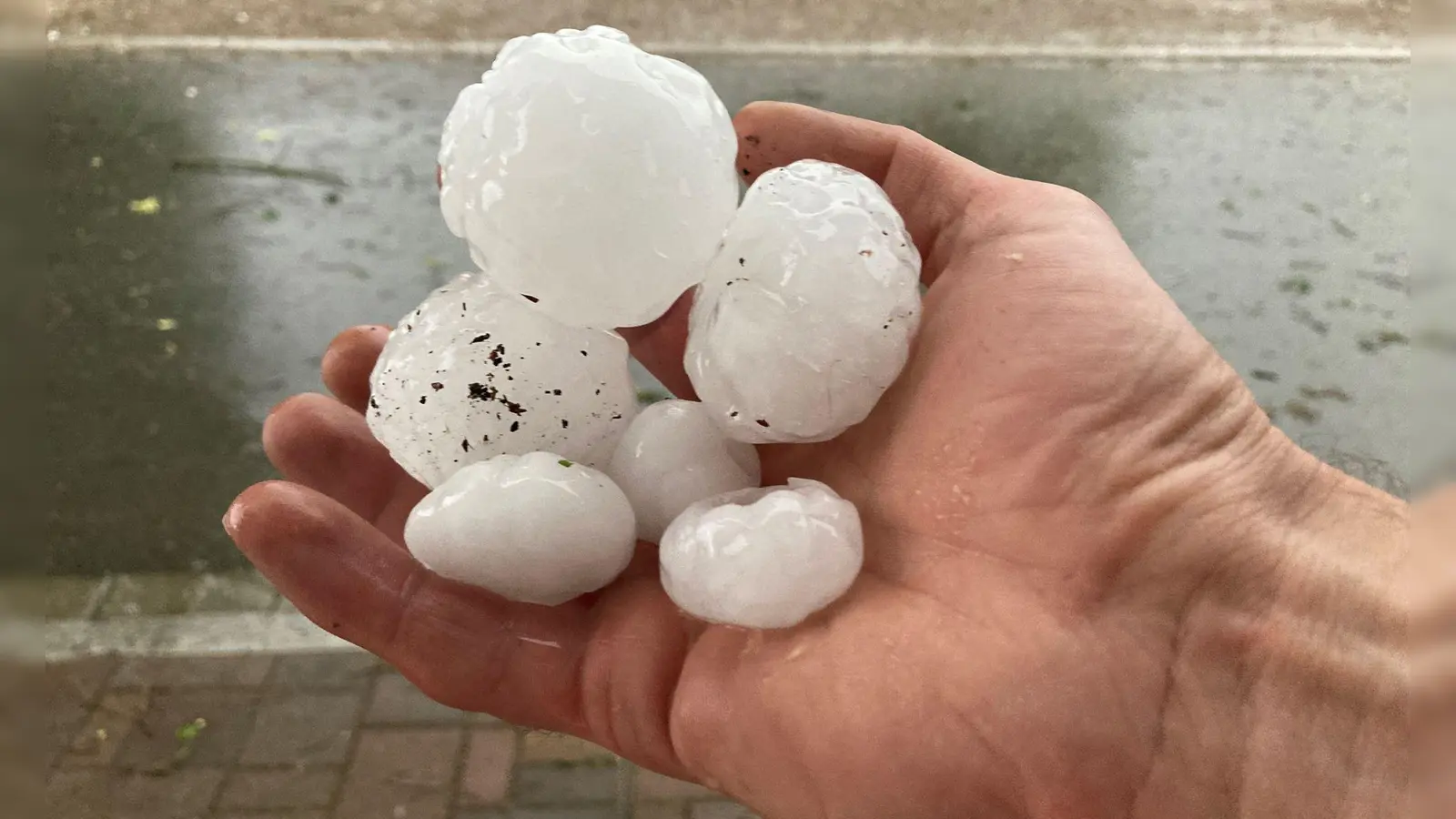 Je größer die Hagelkörner, desto größer die Gefahr. Hier Eisbälle, die im Juni 2023 in der oberbayerischen Ortschaft Valley niedergingen. (Archivbild) (Foto: Elke Richter/dpa)