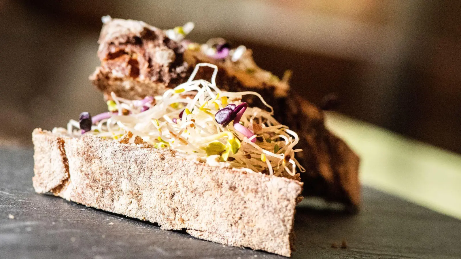 Sprossen werten das Butterbrot auf - nicht nur optisch, sondern auch in Sachen Nährstoffe. Allerdings besteht die Gefahr, sich unerwünschte Bakterien auf die Stulle zu holen. (Foto: Franziska Gabbert/dpa-tmn)