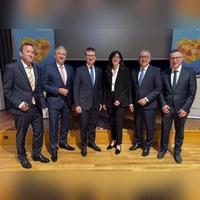 Vorstände und Aufsichtsratsvorsitzende der beiden Banken freuen sich über die deutliche Zustimmung zur Fusion (von links): Florian Beyer, Dr. Thomas Geißdörfer, Dr. Gerhard Walther, Dr. Bettina Schacht, Erwin Einzingerund Richard Oppelt. (Foto: VR-Bank Mittelfranken Mitte)