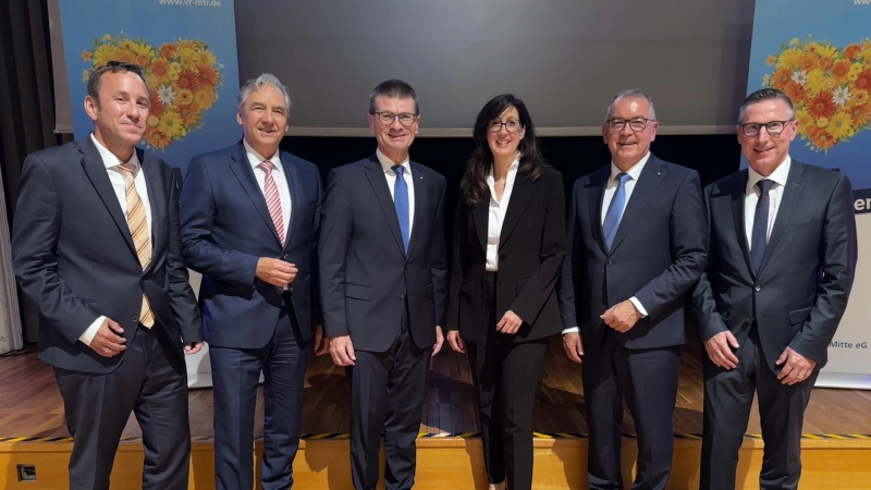 Vorstände und Aufsichtsratsvorsitzende der beiden Banken freuen sich über die deutliche Zustimmung zur Fusion (von links): Florian Beyer, Dr. Thomas Geißdörfer, Dr. Gerhard Walther, Dr. Bettina Schacht, Erwin Einzingerund Richard Oppelt. (Foto: VR-Bank Mittelfranken Mitte)
