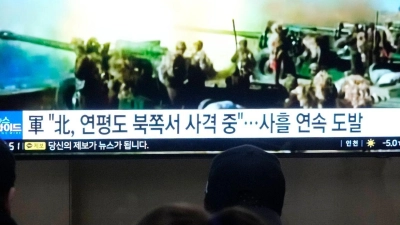 Eine Nachrichtensendung zeigt ein Archivbild von einer nordkoreanischen Militärübung auf einem Monitot im Seouler Bahnhof. Die Spannungen auf der koranischen Halbinsel haben sich zuletzt verschärft. (Foto: Ahn Young-joon/AP/dpa)