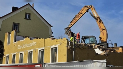 Das Obergeschoss, in dem die legendäre Wirtin Margarete Engerer einst wohnte, ist schon weg: Stück für Stück trägt der Abrissbagger das Gasthaus „Vier Jahreszeiten” ab. (Foto: Wolfgang Grebenhof)