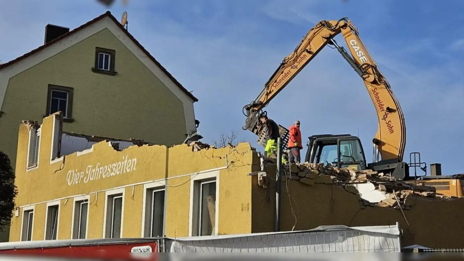 Das Obergeschoss, in dem die legendäre Wirtin Margarete Engerer einst wohnte, ist schon weg: Stück für Stück trägt der Abrissbagger das Gasthaus „Vier Jahreszeiten” ab. (Foto: Wolfgang Grebenhof)