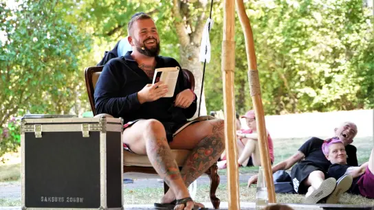 Jan „Monchi“ Gorkow, Sänger der Band Feine Sahne Fischfilets, liest im Rothenburger Burggarten aus seinem Buch „Niemals satt„. (Foto: Simone Hedler)