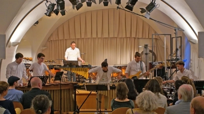 Die Percussionklasse bei einem Ensemblestück (von links): Luka Markovic, Paul Ebert, Simon Fengler, Leiter Dr. Max Gaertner sowie Alex Binder und Lennart Gruenhagen. (Foto: Elke Walter)