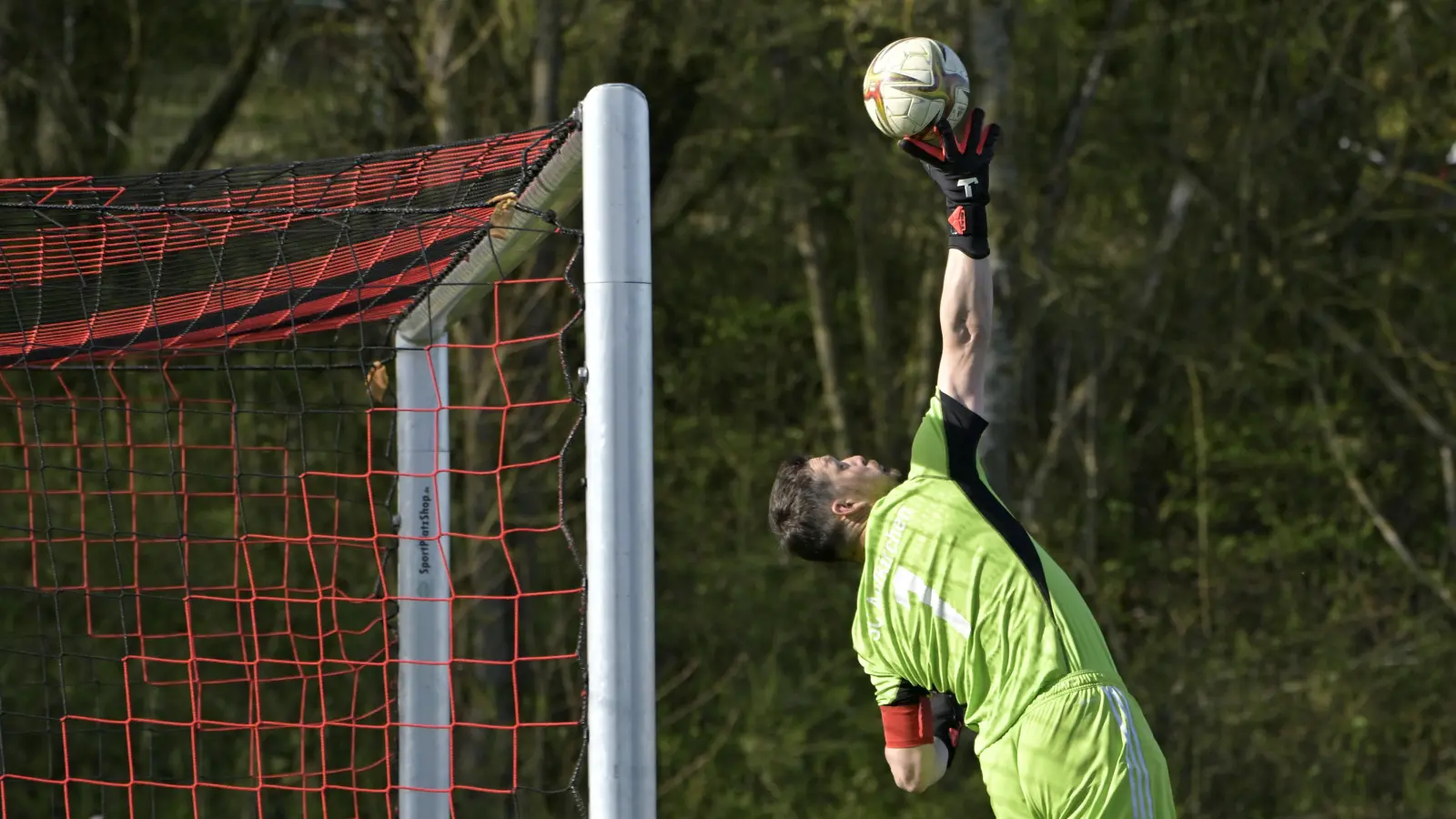 Streckt sich: SCA-Torwart Tim Friedrich (hier in einem Ligaspiel) musste in der Verlängerung einen Doppelschalg zulassen. (Foto: Martin Rügner)