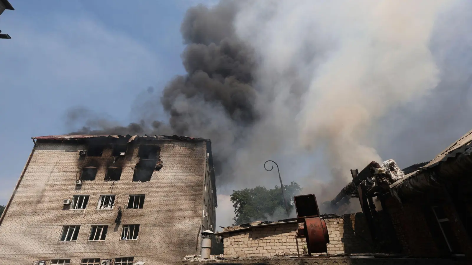 Derzeit vergeht kaum eine Nacht, in der Russland keine Drohnen oder Raketen ins Nachbarland losschickt.  (Foto: Kateryna Klochko/AP/dpa)