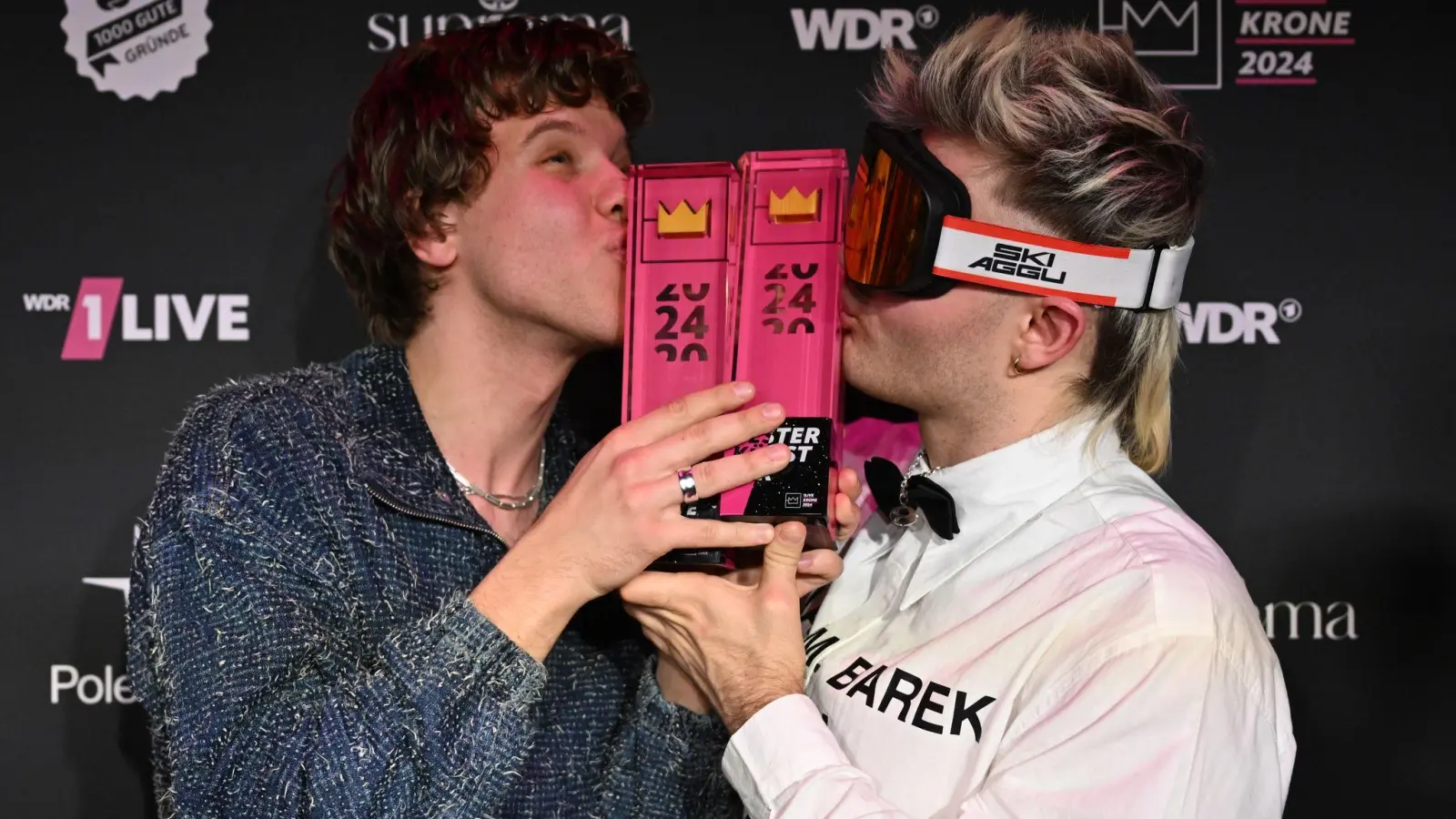 Räumten schon 2024 ab und können wieder auf eine Krone hoffen: die Musiker Zartmann und Ski Aggu.  (Foto: David Inderlied/dpa)