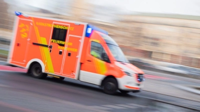 Verschätzt hat sich ein Lkw-Fahrer, als er einem Krankenwagen ausweichen wollte. (Symbolbild: Julian Stratenschulte/dpa)