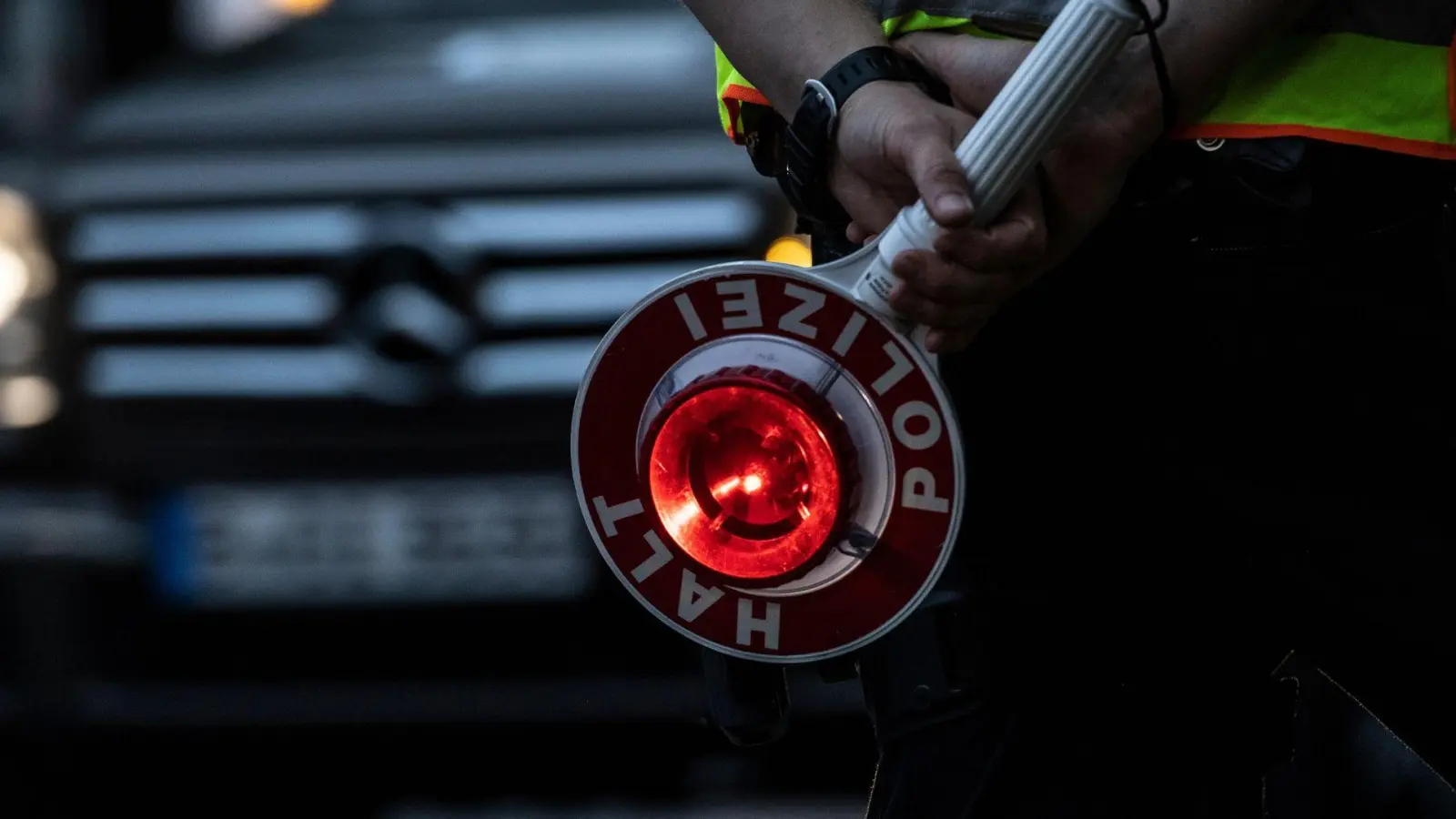 Die Polizei stoppte einen 31-Jährigen, der mit 1,36 Promille durch Ansbach fuhr. (Symbolbild: Paul Zinken/dpa)