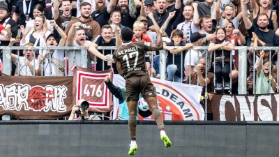 Sankt Paulis Oladapo Afolayan schießt noch vor der Halbzeit das 3:0 gegen Holstein Kiel. (Foto: Axel Heimken/dpa)