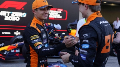 Die McLaren-Piloten Lando Norris (l) und Oscar Piastri belegten in Suzuka die Plätze zwei und drei. (Foto: Toru Hanai/AP)