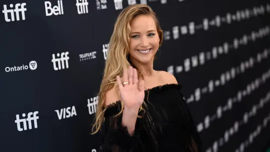 Jennifer Lawrence kommt zur Premiere von „Causeway“ beim Toronto International Film Festival. (Foto: Evan Agostini/Invision/AP/dpa)