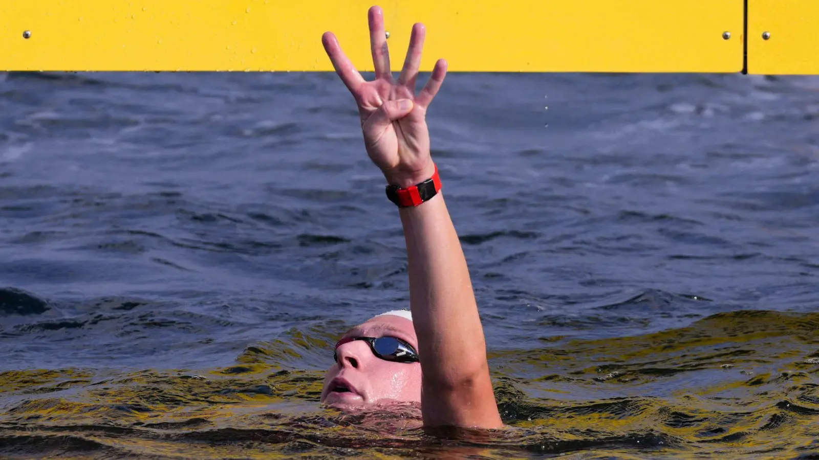 Florian Wellbrock zeigt es an: Vier Goldmedaillen hat er in Singapur gewonnen. (Foto: Vincent Thian/AP/dpa)