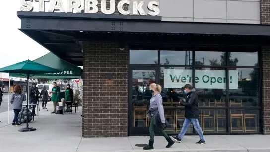 Eine Starbucks-Filiale in Seattle. (Foto: Ted S. Warren/AP/dpa)