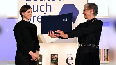 Elmiger erhält den Preis an ihrem 40. Geburtstag (Foto: Arne Dedert/dpa)