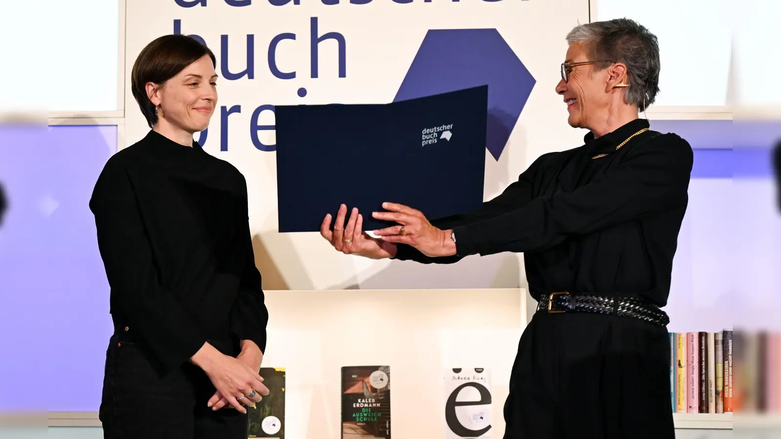 Elmiger erhält den Preis an ihrem 40. Geburtstag (Foto: Arne Dedert/dpa)