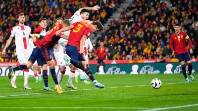 Spaniens Robin Le Normand (M) erzielt den Treffer zum 1:0. (Foto: Manu Fernandez/AP)