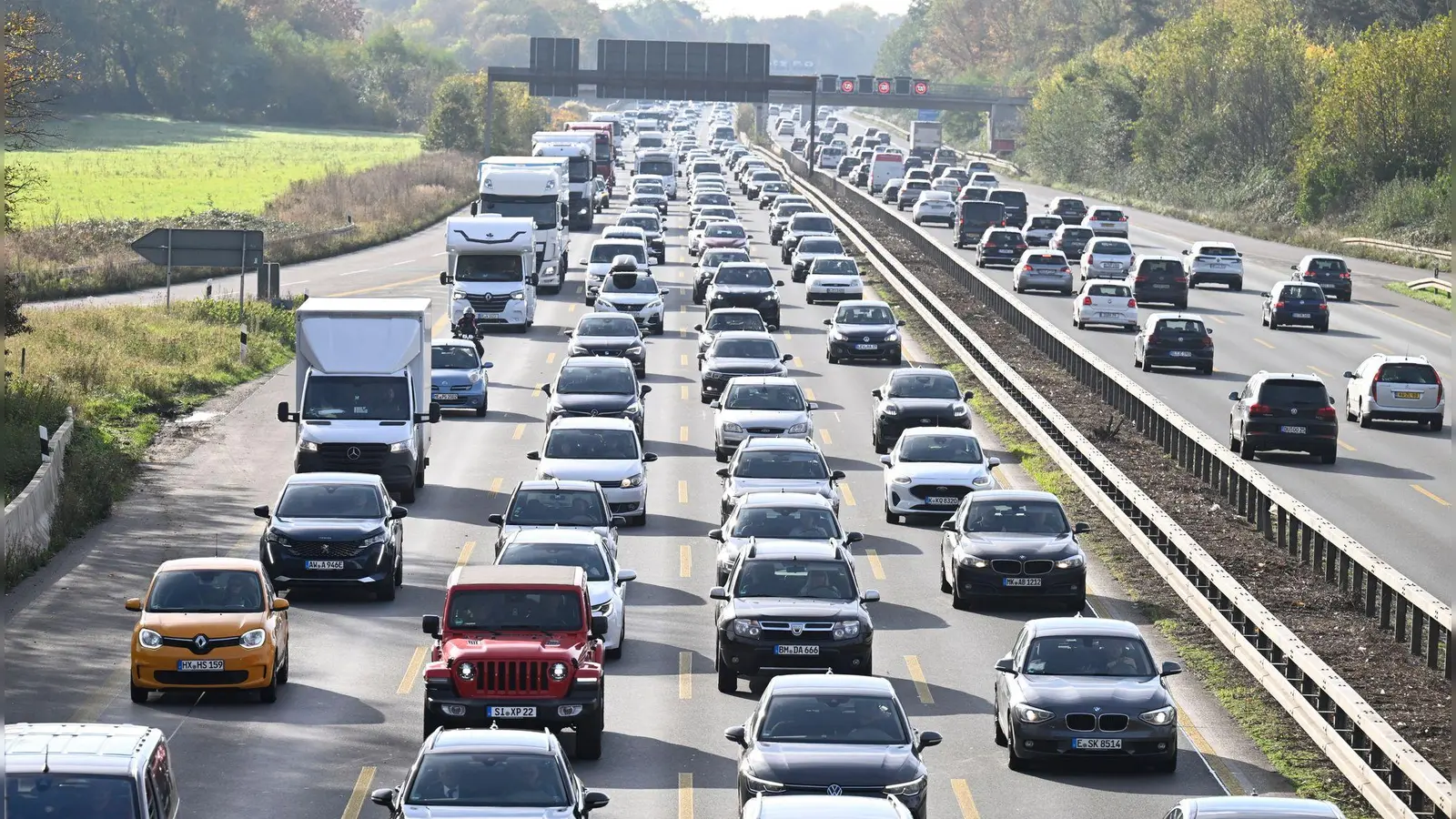 Herbstferien in elf Bundesländern: Am Freitag und Samstag erwartet der ADAC die größte Staugefahr. (Archivbild) (Foto: Roberto Pfeil/dpa)