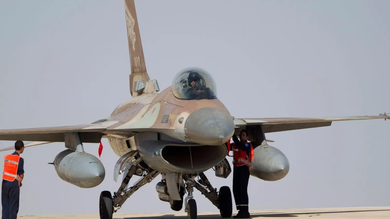 Israelische Kampfflugzeuge sollen offenbar Raketen auf Syrien abgefeuert haben. (Foto: Ariel Schalit/AP/dpa)