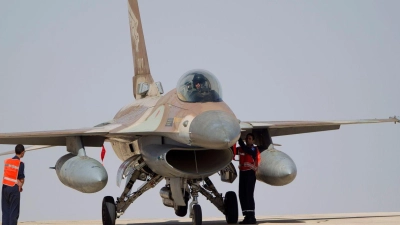 Israelische Kampfflugzeuge sollen offenbar Raketen auf Syrien abgefeuert haben. (Foto: Ariel Schalit/AP/dpa)