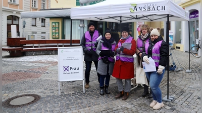 Sowohl Frauen als auch Männer befragten diese fünf Menschen (von links): Ingo Bunk von der Gleichstellungsstelle der Stadt, Gleichstellungsbeauftragte Lisa-Marie Buntebarth sowie Dr. Janina Dillig, Annette Lederer-Heer und Nina Haas. (Foto: Oliver Herbst)