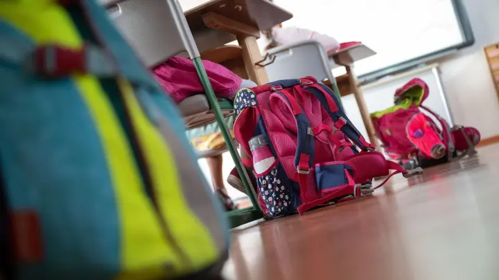 Schulranzen stehen in einem Klassenraum auf dem Boden. (Foto: Sebastian Gollnow/dpa/Symbolbild)