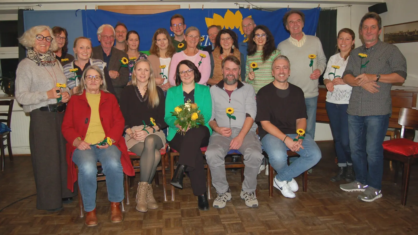 Setzen sich gemeinsam für mehr Miteinander in Dinkelsbühl ein: die Kandidatinnen und Kandidaten der grünen Liste zusammen mit OB-Kandidatin Anja Schmidt-Wagemann (vorne, Mitte). (Foto: Markus Weinzierl)